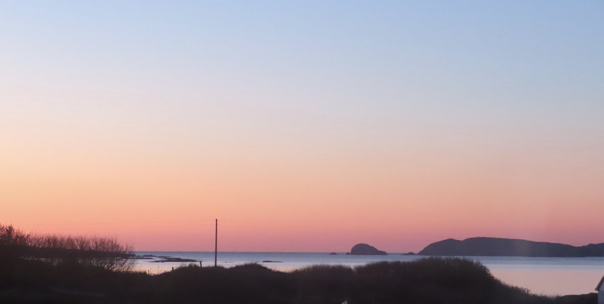 wildswimmer67's tweet photo. Sunset over Gola from Braade in #DonegallabouttheLight #donegal #ireland @welovedonegal @DonegalWeatherC #sunset #weather #rteweather #idonegal https://t.co/5R5XgbpUfJ