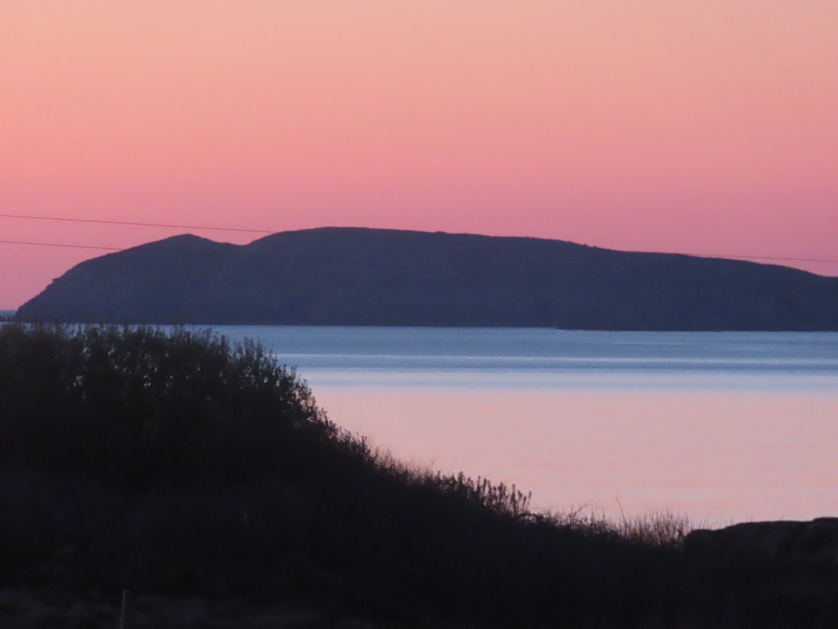 wildswimmer67's tweet photo. Sunset over Gola from Braade in #DonegallabouttheLight #donegal #ireland @welovedonegal @DonegalWeatherC #sunset #weather #rteweather #idonegal https://t.co/5R5XgbpUfJ