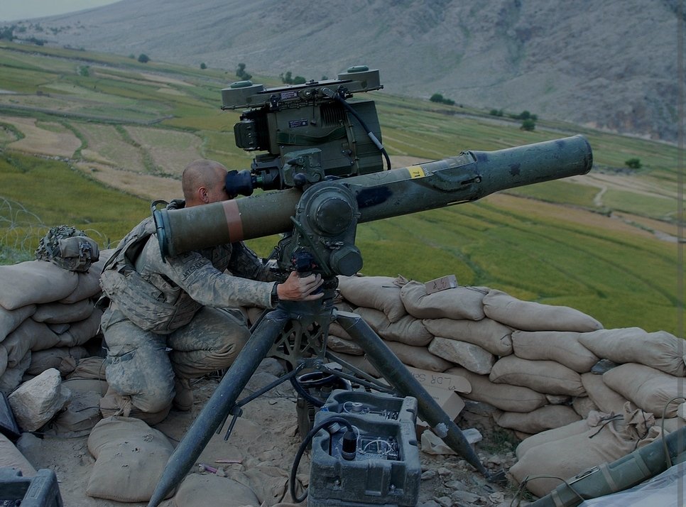 l_acquitter's tweet photo. "TOW" "Tube-launched, Optically-tracked, Wire-guided" وهو #صاروخ موجه مصمم للاستخدام من قبل الجيوش للتعامل مع المركبات المدرعة والأهداف الأخرى يعتبر من الأسلحة المضادة للدبابات الفعالة وتستخدمه العديد من الدول و.م.أ و #بريطانيا كان السلاح المفضل للمعارضة #السورية https://t.co/UecI9DbVrT