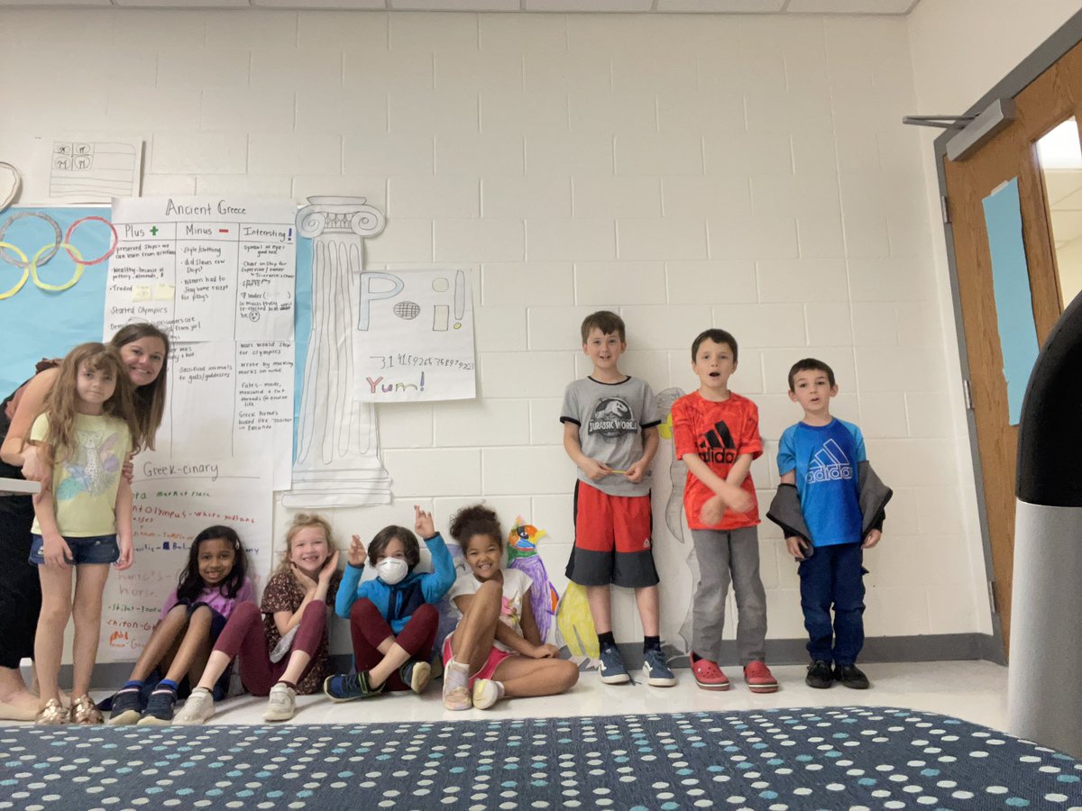 How do penguins stay warm? 

Today 1st &amp; 2nd graders experienced what it feels like in ice water with: 
✋🏽bare hands
🪶feathers (cotton balls) 
🐧blubber (shortening) 

#PenguinPredicament <a href="/MCPS_VA_Gifted/">MCPS_VA Gifted</a>