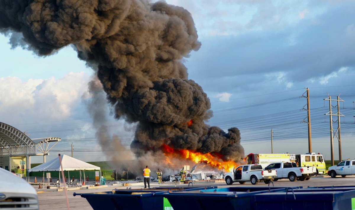MiamiDadeFire's tweet image. #MDFRInTheNews: Over 20 #MDFR units responded to a #FirstAlarm fire involving a pile of rubbish outside a Miami-Dade Solid Waste worksite near NW 87 Avenue and NW 58 Street. 

Article: @wsvn - bit.ly/3LfiZoc