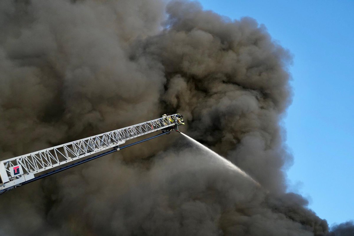 MiamiDadeFire's tweet image. #MDFRInTheNews: Over 20 #MDFR units responded to a #FirstAlarm fire involving a pile of rubbish outside a Miami-Dade Solid Waste worksite near NW 87 Avenue and NW 58 Street. 

Article: @wsvn - bit.ly/3LfiZoc