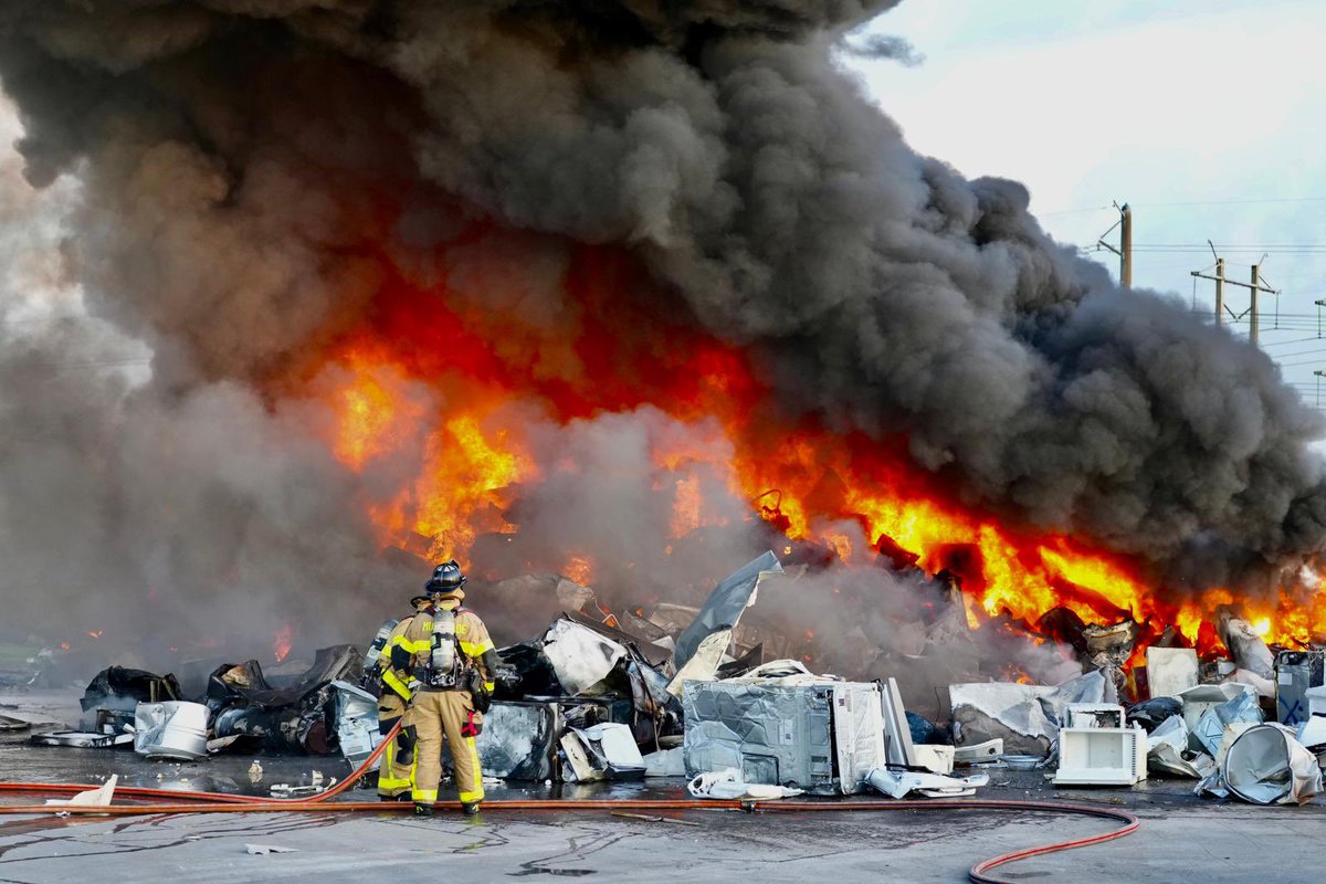MiamiDadeFire's tweet image. #MDFRInTheNews: Over 20 #MDFR units responded to a #FirstAlarm fire involving a pile of rubbish outside a Miami-Dade Solid Waste worksite near NW 87 Avenue and NW 58 Street. 

Article: @wsvn - bit.ly/3LfiZoc