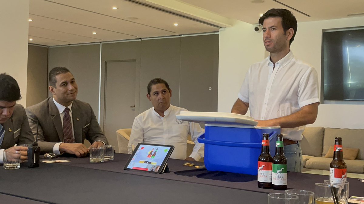 posdata_sidra's tweet photo. Destape de nuestra linea de #sidras en la capacitación al staff del #Guadalajara Country Club 📍⛳️🇲🇽 ¡Muchas gracias! https://t.co/Wt7147przL