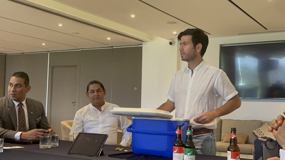 posdata_sidra's tweet photo. Destape de nuestra linea de #sidras en la capacitación al staff del #Guadalajara Country Club 📍⛳️🇲🇽 ¡Muchas gracias! https://t.co/Wt7147przL