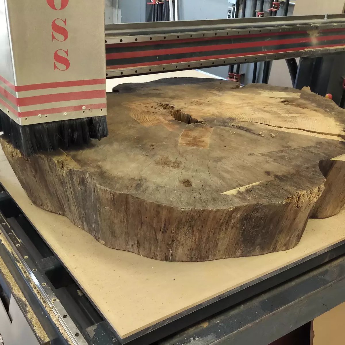 BoisdelOntario's tweet image. Préserver le passé et façonner le présent. 🌳

« Un client nous a apporté un morceau de bois vieux de 180 ans provenant de sa propriété. Il souhaitait qu’on lui fabrique une #tablebasse. »

Cette superbe table est l’œuvre de @HewittCustom