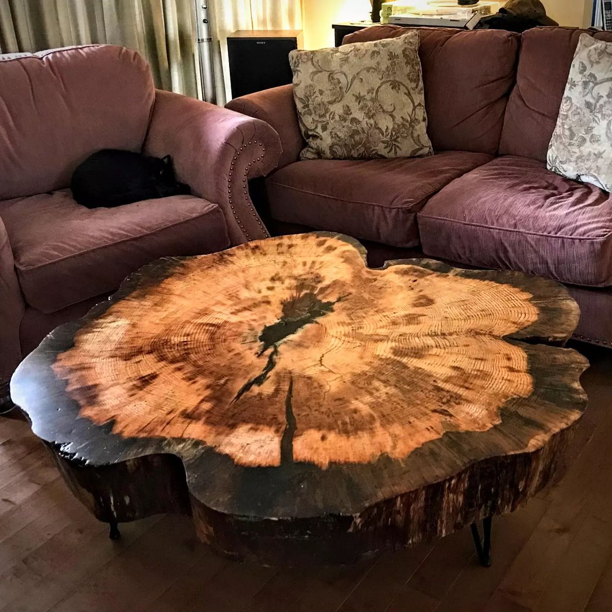 BoisdelOntario's tweet image. Préserver le passé et façonner le présent. 🌳

« Un client nous a apporté un morceau de bois vieux de 180 ans provenant de sa propriété. Il souhaitait qu’on lui fabrique une #tablebasse. »

Cette superbe table est l’œuvre de @HewittCustom