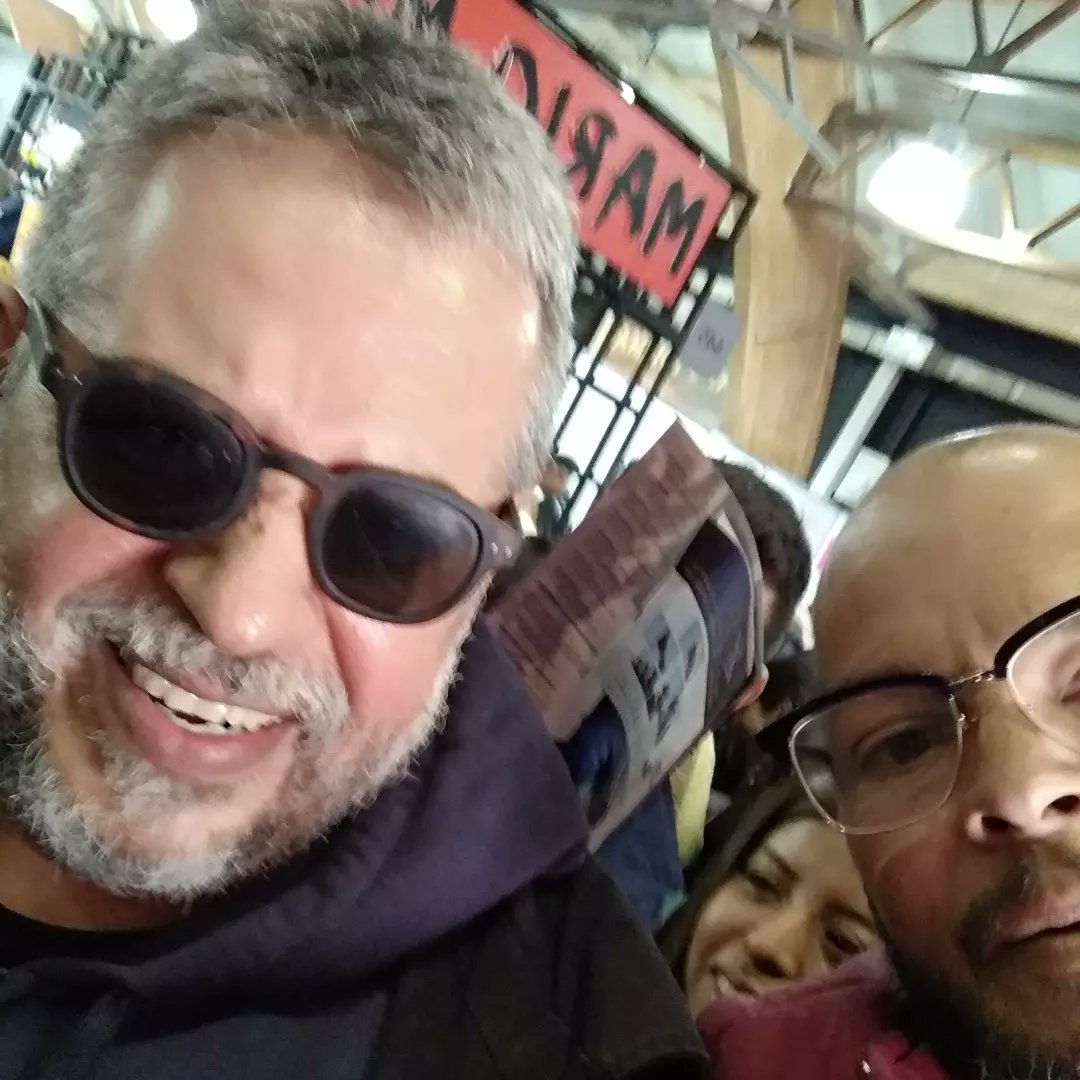 DonChote's tweet photo. No es fácil, corro peligro en medio de la muchedumbre; no obstante, logré estas 'selfies' con @MarioMendoza Una mente brillante que se transmite a traves de sus letras. https://t.co/2CltJyl4mg