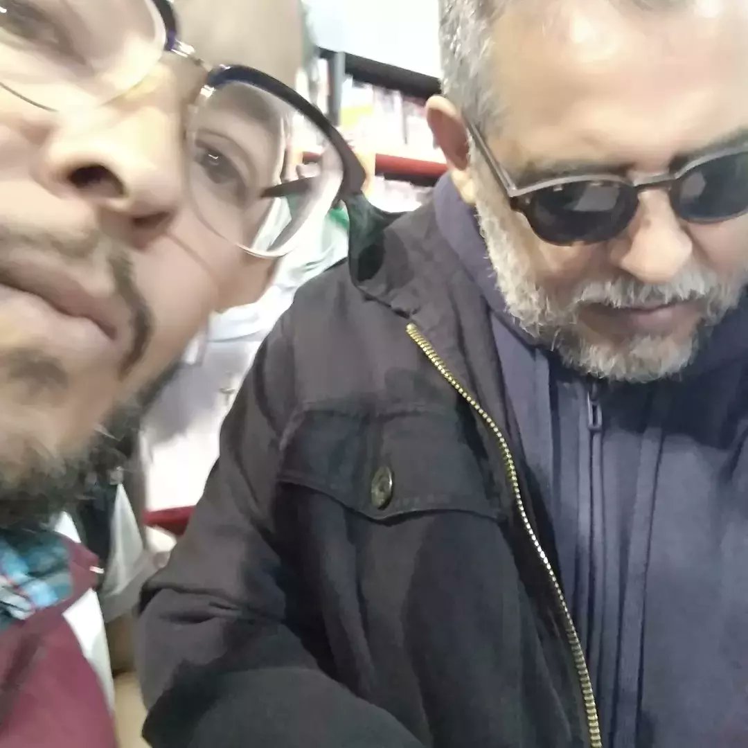 DonChote's tweet photo. No es fácil, corro peligro en medio de la muchedumbre; no obstante, logré estas 'selfies' con @MarioMendoza Una mente brillante que se transmite a traves de sus letras. https://t.co/2CltJyl4mg