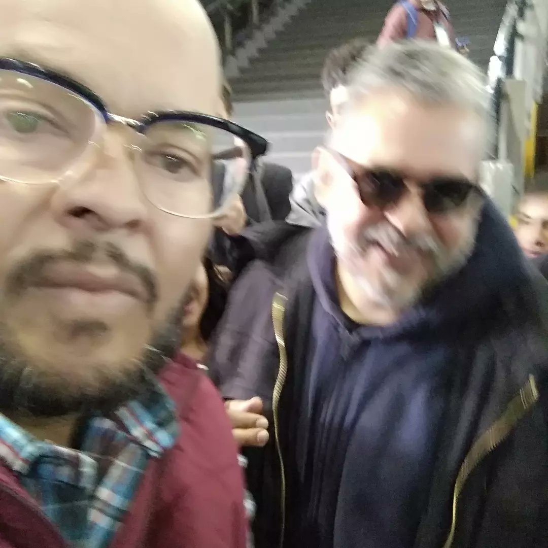DonChote's tweet photo. No es fácil, corro peligro en medio de la muchedumbre; no obstante, logré estas 'selfies' con @MarioMendoza Una mente brillante que se transmite a traves de sus letras. https://t.co/2CltJyl4mg