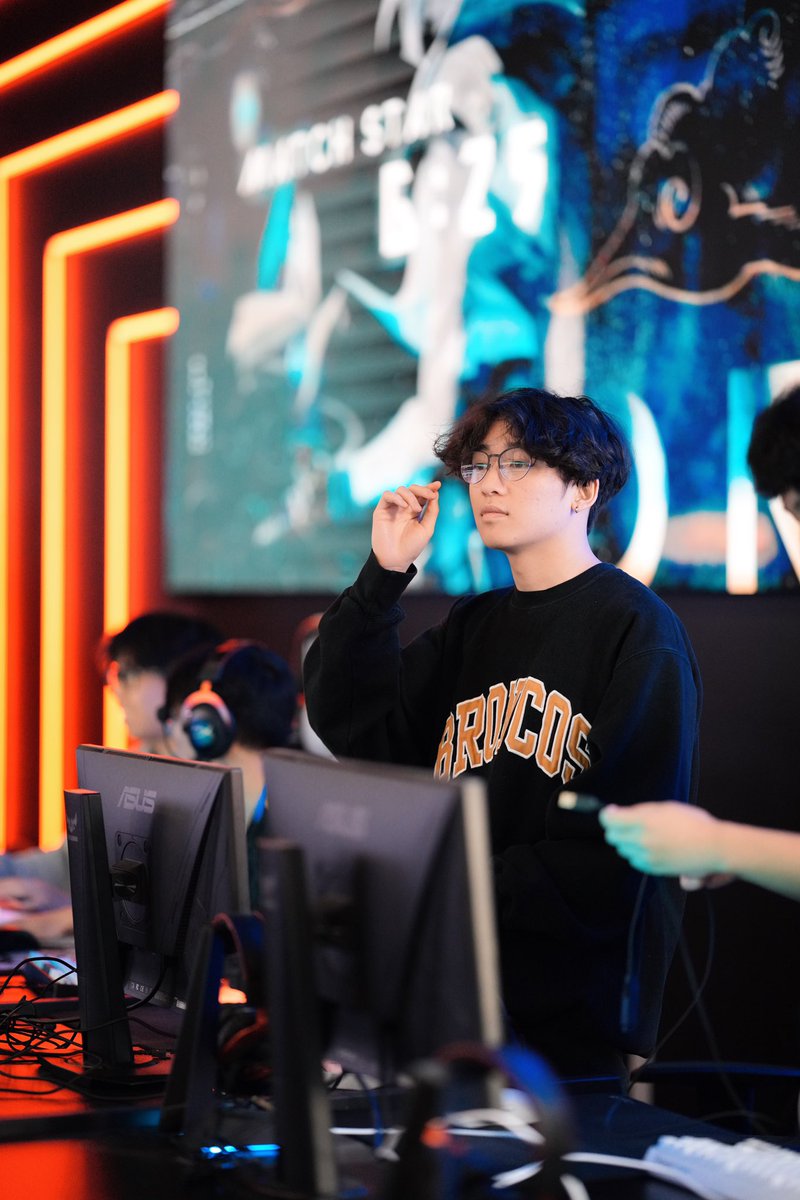 jjasonnvo's tweet photo. LAN PICTURE LAN PICTURE i never usually wear glasses https://t.co/loPiR1kUA9