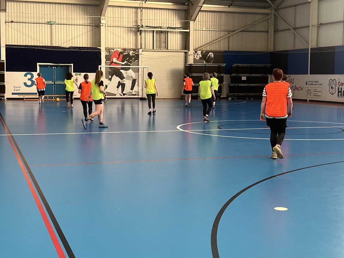E_mma7's tweet photo. Loved tonight’s session with the ladies at our  #SKILLS session #Beginners #ReturningPlayers #WantToImprove #LadiesFootball #AmdaniHi #FootballForAllAbilities @CardiffCityLFC @CCLFC_Huddle https://t.co/TvG0sj0WjE