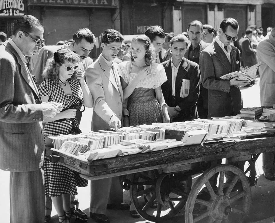 Uno de los numerosos puestos de venta de libros que había en el Rastro en los años 50. 

#LaNochedelosLibros 

©George Konig/Getty