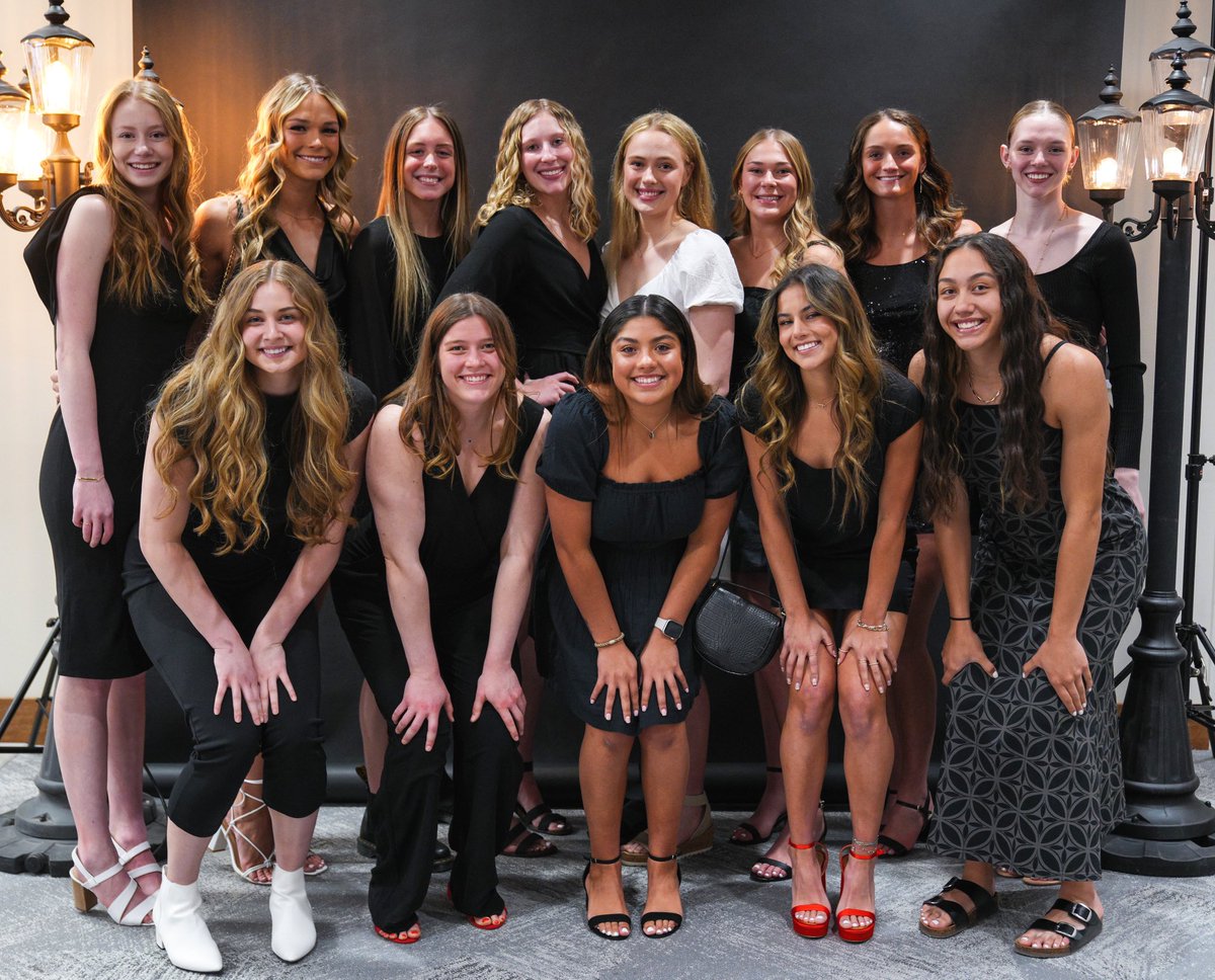 UtahVolleyball's tweet photo. Whole squad showed out for Crimson Carpet last night! 🤩 https://t.co/CsB4121GYe