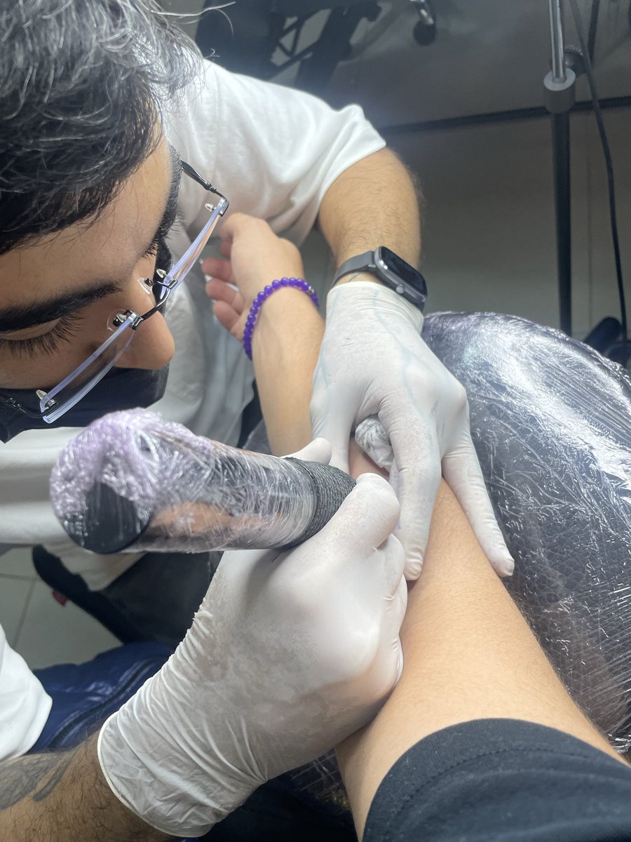 CedricMiro's tweet photo. Una historia en 4 fotos

La Comedia me ha hecho viajar a lugares increíbles, conocer distintas culturas y hacer grandes amistades. Y hacerme ese justo en Provenza, horas antes de mi 1er show en Medellín fue MUY ESPECIAL! 🤩

Gracias Comedia ✈️♥️ https://t.co/Jjqkt2M6Vm