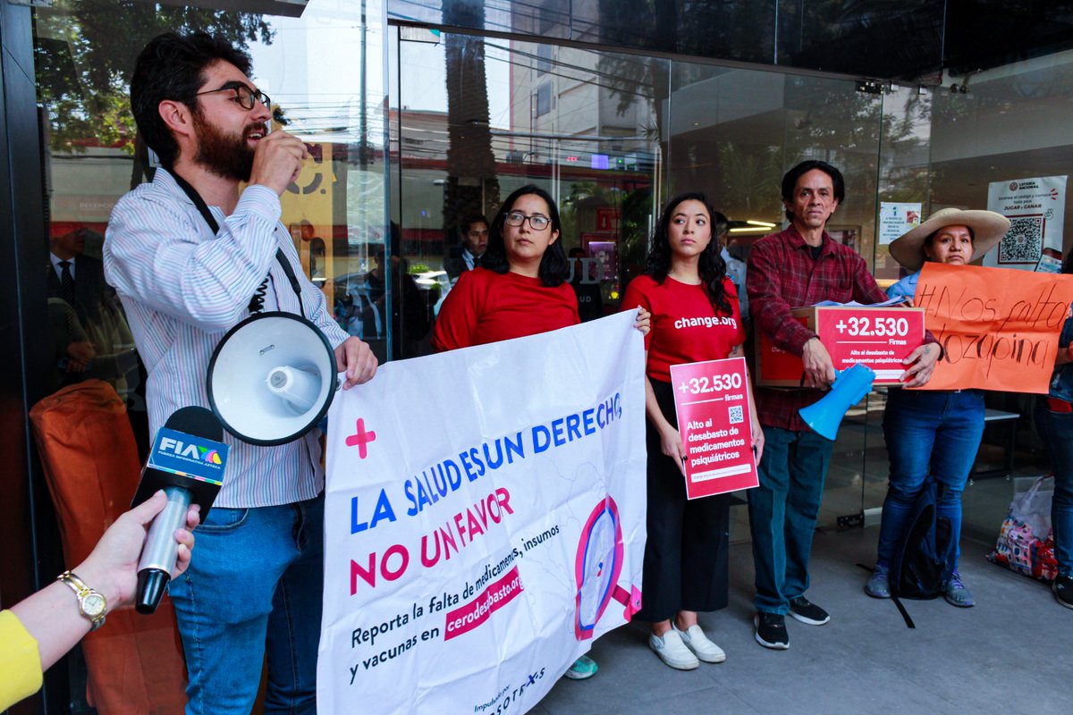 cerodesabasto's tweet photo. Protesta y entrega de firmas en la @SSalud_mx por el #DesabastoDeMedicamentos psiquiátricos 💊. https://t.co/unGGLmW28J