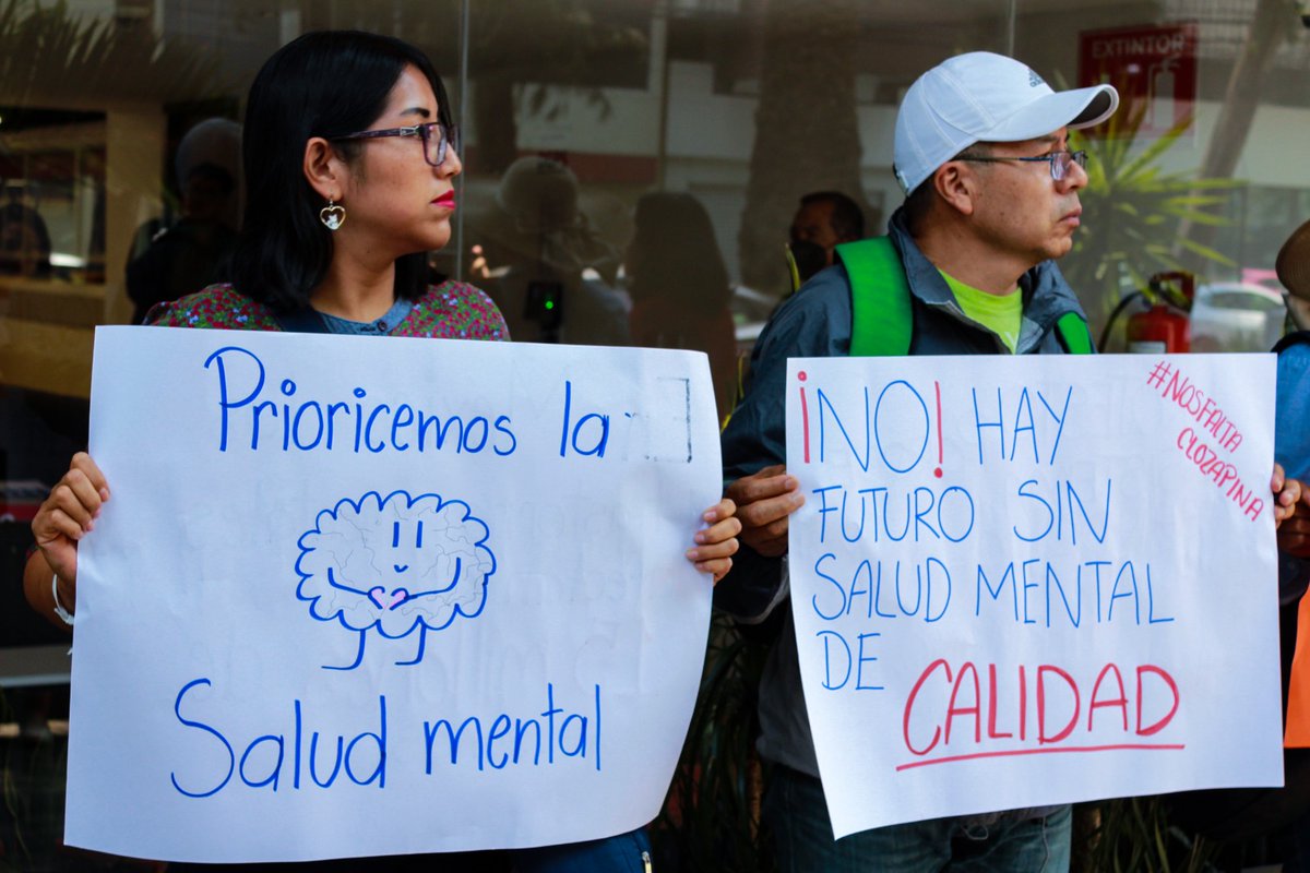 cerodesabasto's tweet photo. Protesta y entrega de firmas en la @SSalud_mx por el #DesabastoDeMedicamentos psiquiátricos 💊. https://t.co/unGGLmW28J