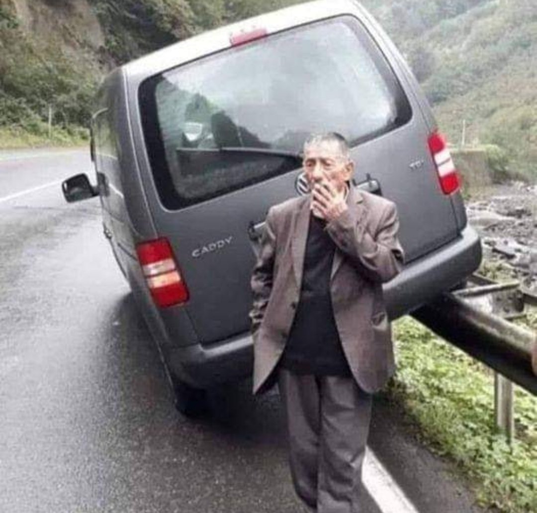 samedozdemir's tweet photo. Karadeniz Gazı nın çıktığını duyan muhaliflerin anlık durımu 🤪
#RecepTayyipErdogan
#bayram #müjde #gaz #boru #soba #bedava #ahahahaha https://t.co/M7E4STK8b0