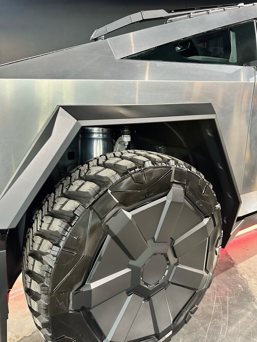 MatthewDR's tweet photo. @RowleyVance @SF___Tahoe @Tesla Yes, the cylinders for the air suspension are huge, the biggest @teardowntitan has ever seen https://t.co/MY7HcIX7fo