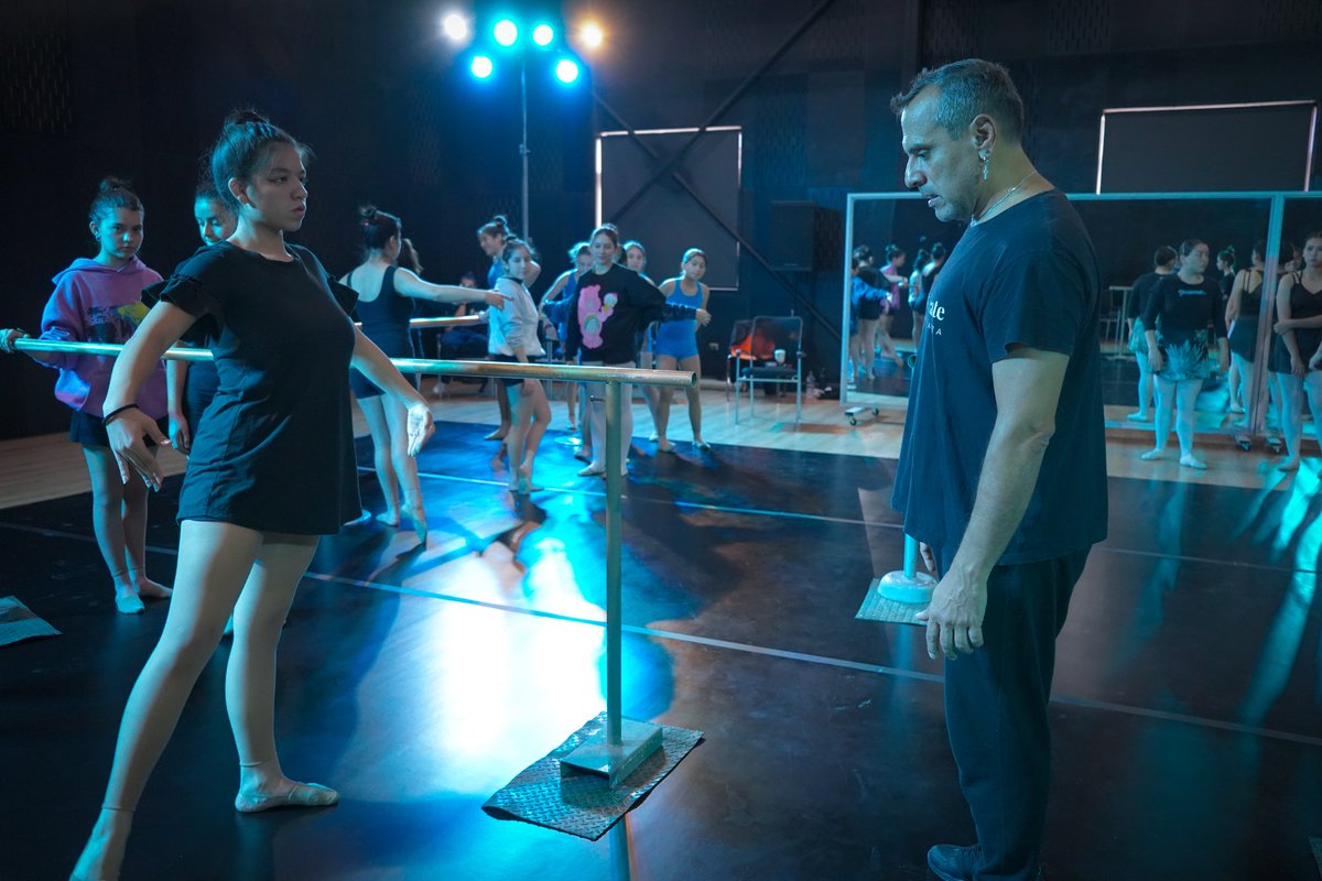 ccmch_'s tweet photo. 📸Encuentro de Danza Escolar
Una clase abierta dirigida por Hugo Zárate en la Sala 6 del Centro Cultural Municipal realizada en el marco del Festival de Danza Escolar San Nicolás 2023.
#Ccmch #MesdelaDanza #Chillán #Ñuble https://t.co/dP4ktnzx4b