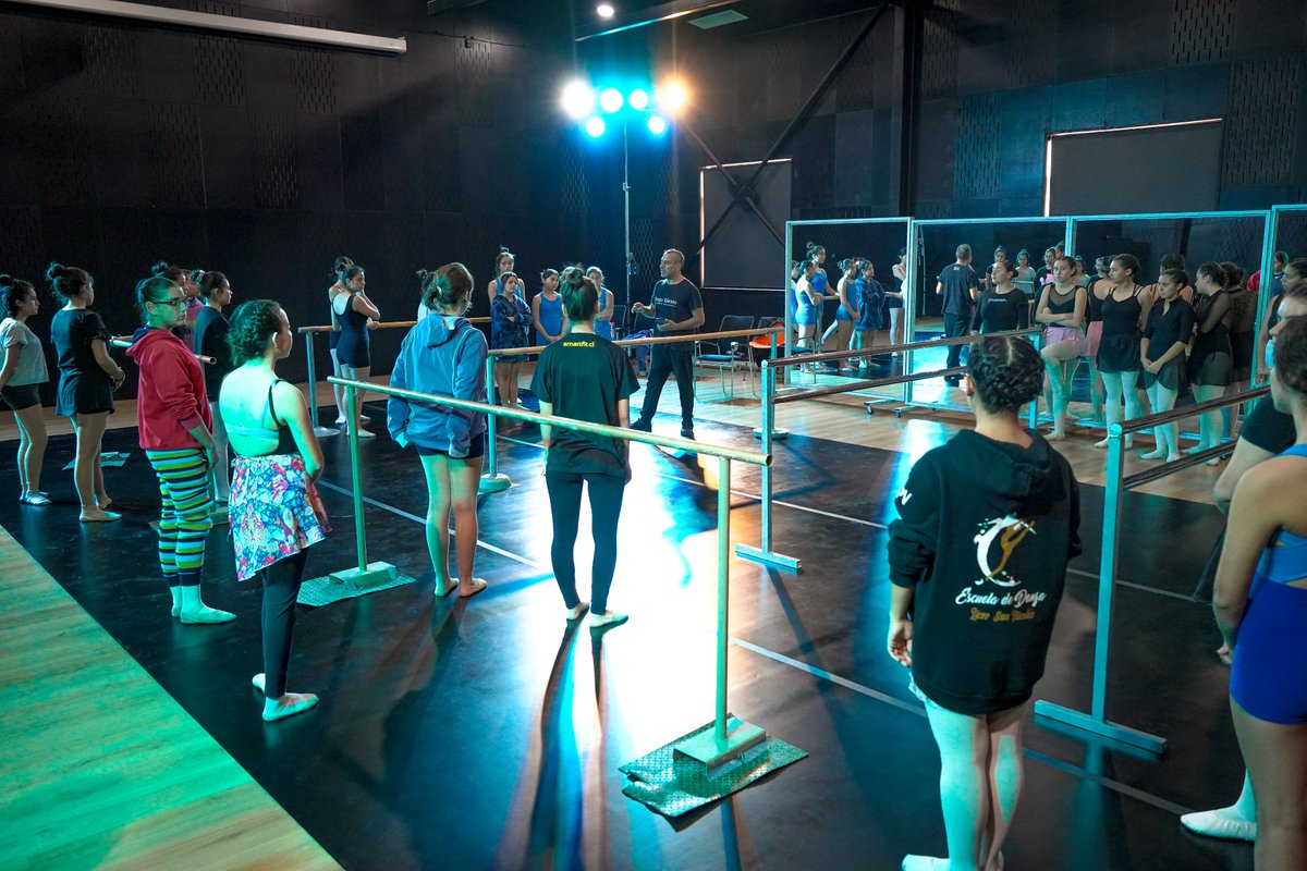 ccmch_'s tweet photo. 📸Encuentro de Danza Escolar
Una clase abierta dirigida por Hugo Zárate en la Sala 6 del Centro Cultural Municipal realizada en el marco del Festival de Danza Escolar San Nicolás 2023.
#Ccmch #MesdelaDanza #Chillán #Ñuble https://t.co/dP4ktnzx4b