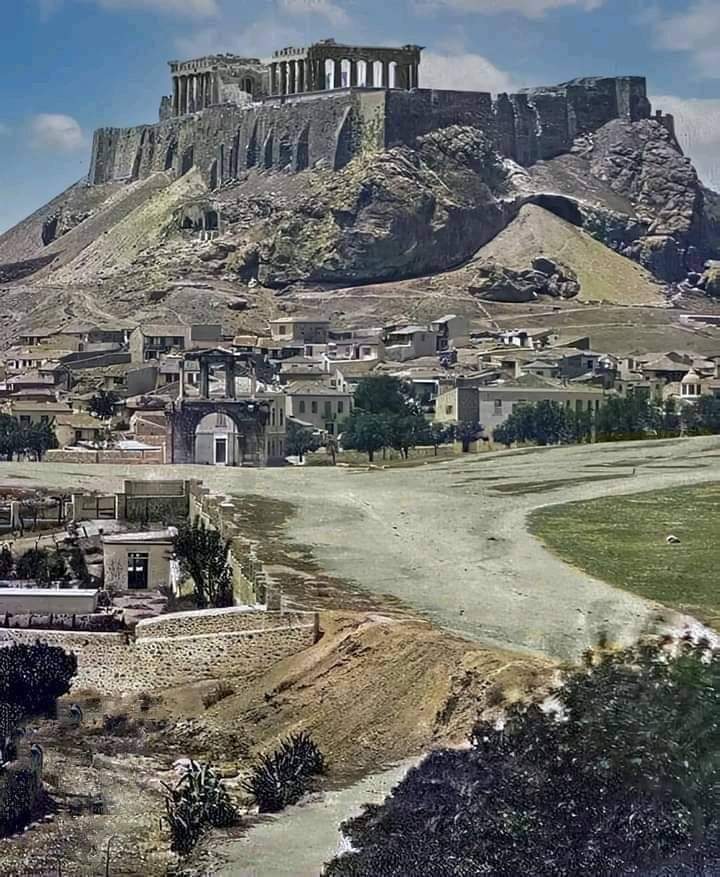 redhistoria's tweet photo. Así se veía la Acrópolis de Atenas (Grecia) en el año 1869. https://t.co/Y5U6cD4c8q