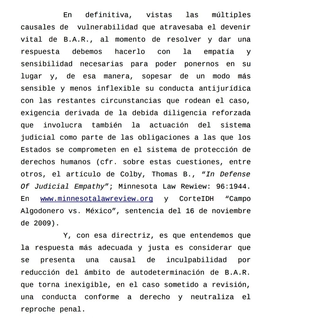 mariansfv's tweet photo. Decisión de la Cámara Federal Penal que absuelve a una mujer condenada a tres años de prisión en suspenso por transporte de estupefacientes, sobre la base de un estado de necesidad disculpante en función de su extrema vulnerabilidad: https://t.co/PP1hlRy8QV https://t.co/gkPOmZko3C