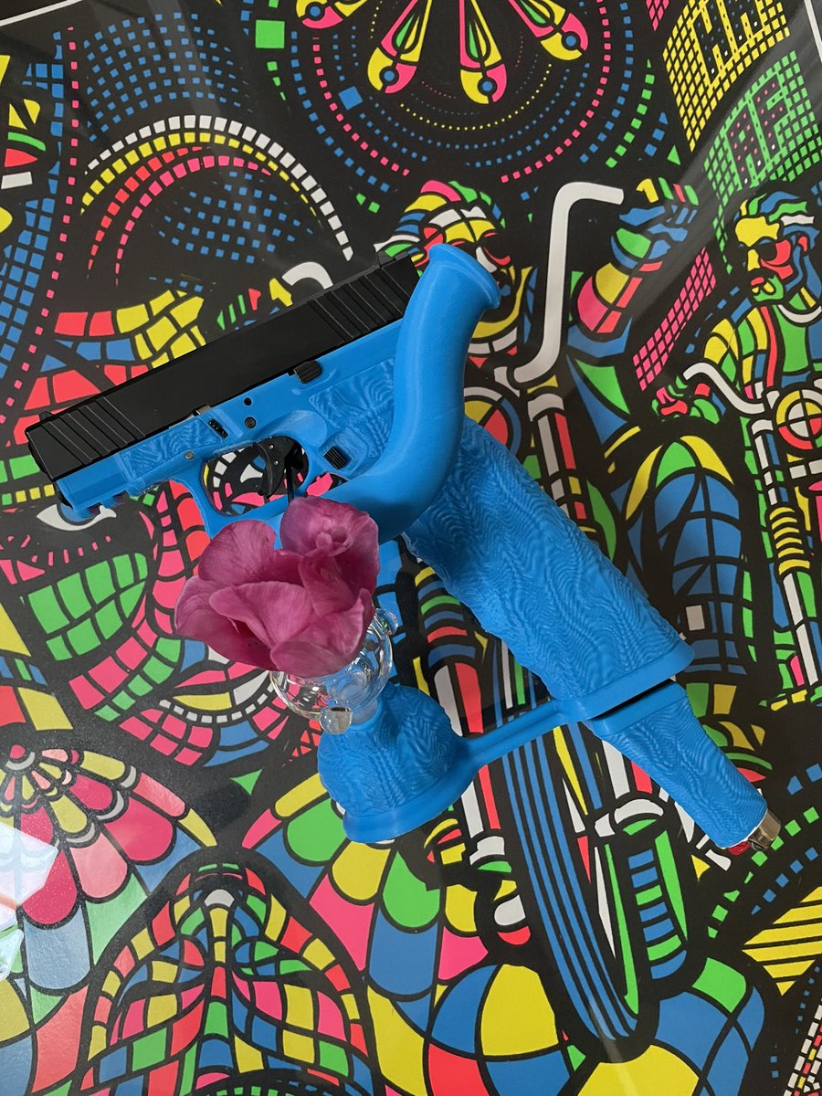 guttercheese's tweet photo. Peace . . . love . . . gun.
@YZYPrints x @chairmanwon instant classic. #glong https://t.co/ZUTgKHb2ie