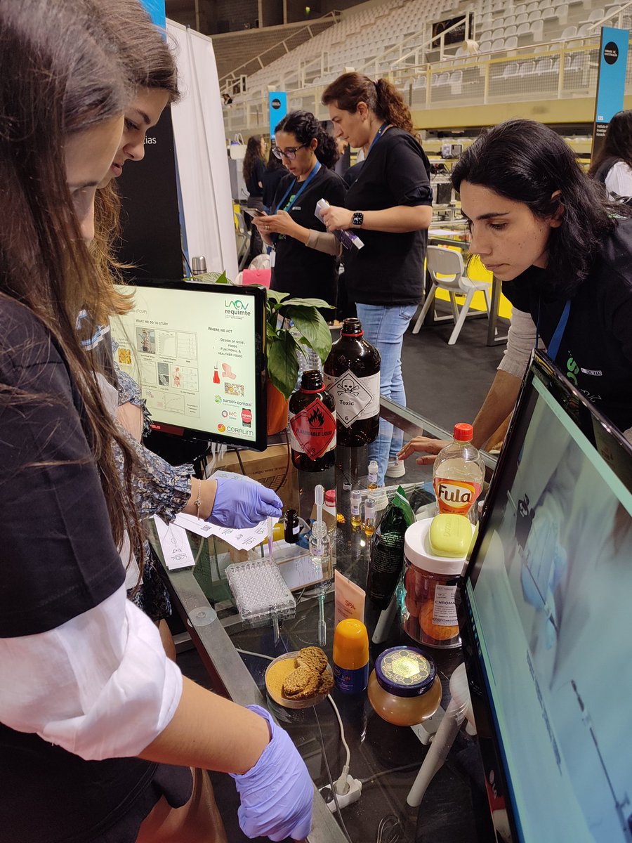 laqv_requimte's tweet photo. ...e começou hoje a aventura do #laqv na #MostraUP 🧪🤩🤩 Parabéns aos nossos representantes 👏👏🐢 https://t.co/h1ZKexzGEA