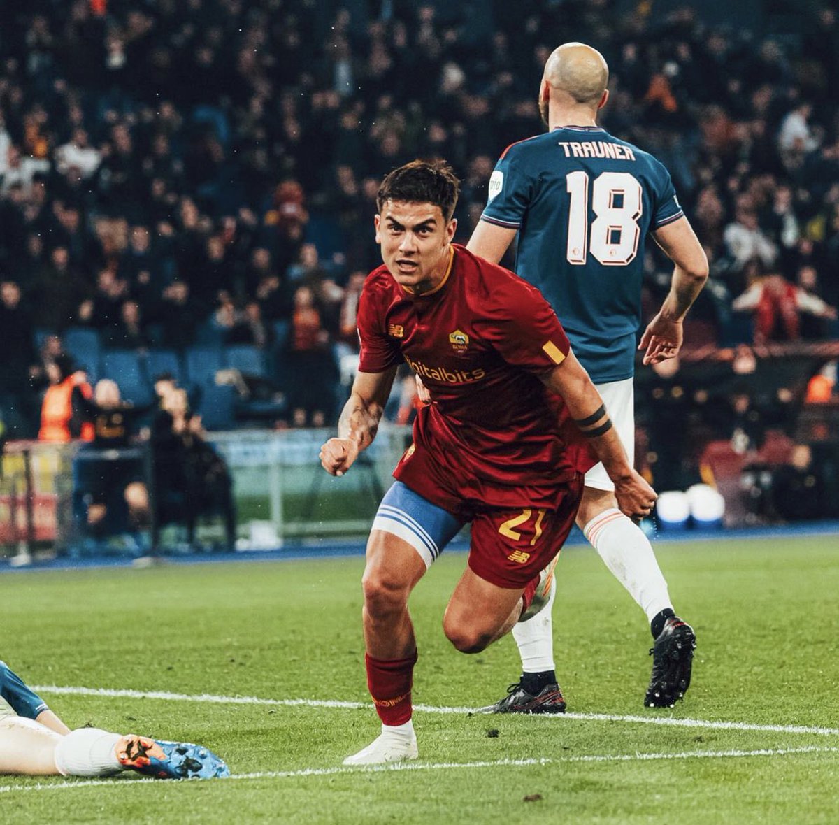 PauDybala_JR's tweet photo. SEMI-FINAL!!!! Una vittoria cercata, voluta e meritata con un gruppo straordinario!! Avanti cosi MAGICA ROMA! 🟡🔴 https://t.co/SzuYid66Qk