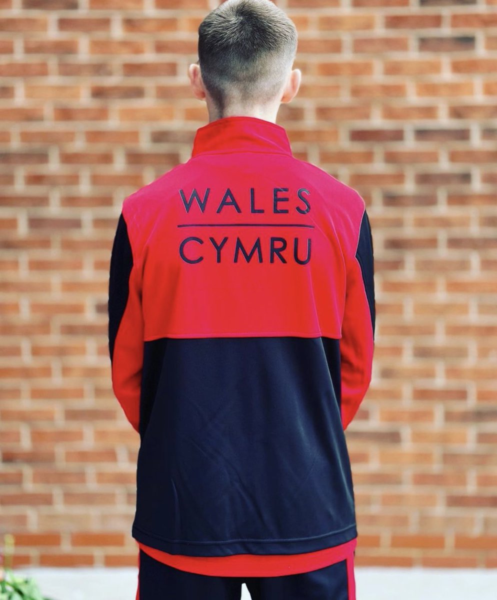 wxmbrymbosquash's tweet photo. Ethan Willis in his Welsh kit ready for the U15 five nations in Scotland this weekend. Everyone at Wrexham Brymbo Squash Club wishes you the best of luck 🏴󠁧󠁢󠁷󠁬󠁳󠁿 Enjoy! https://t.co/5l5cfQafOU