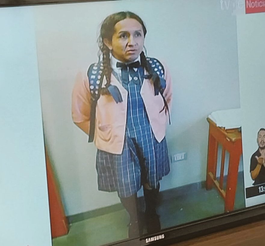 cesarcombina's tweet photo. Este enfermo se disfrazaba de "niña escolar" para entrar al baño de un colegio en Huancayo y grabar a niñas ¿Alguno de los promotores de las ideas progres saldrá a defenderlo cuando diga que él se "siente una niña de 10 años"? https://t.co/5Ldc9Z9iok