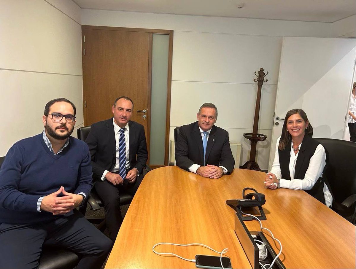 MariaTaruselli's tweet photo. Excelente instancia de intercambio con el Secretario de Presidencia @AlvaroDelgadoUy 🙌🇺🇾 https://t.co/IktisWnhYW
