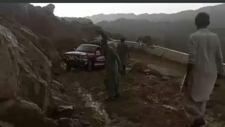 areeza_1's tweet photo. @ImranKhanPTI یہ ہیں عثمان بزدار کی کارکردگی  چار سال اقدار میں رہ کر بھی ایک سڑک نہیں بنا سکا پھر بھی ٹکٹ عثمان بزدار کو  مل گیا https://t.co/6PUeKZwyFq