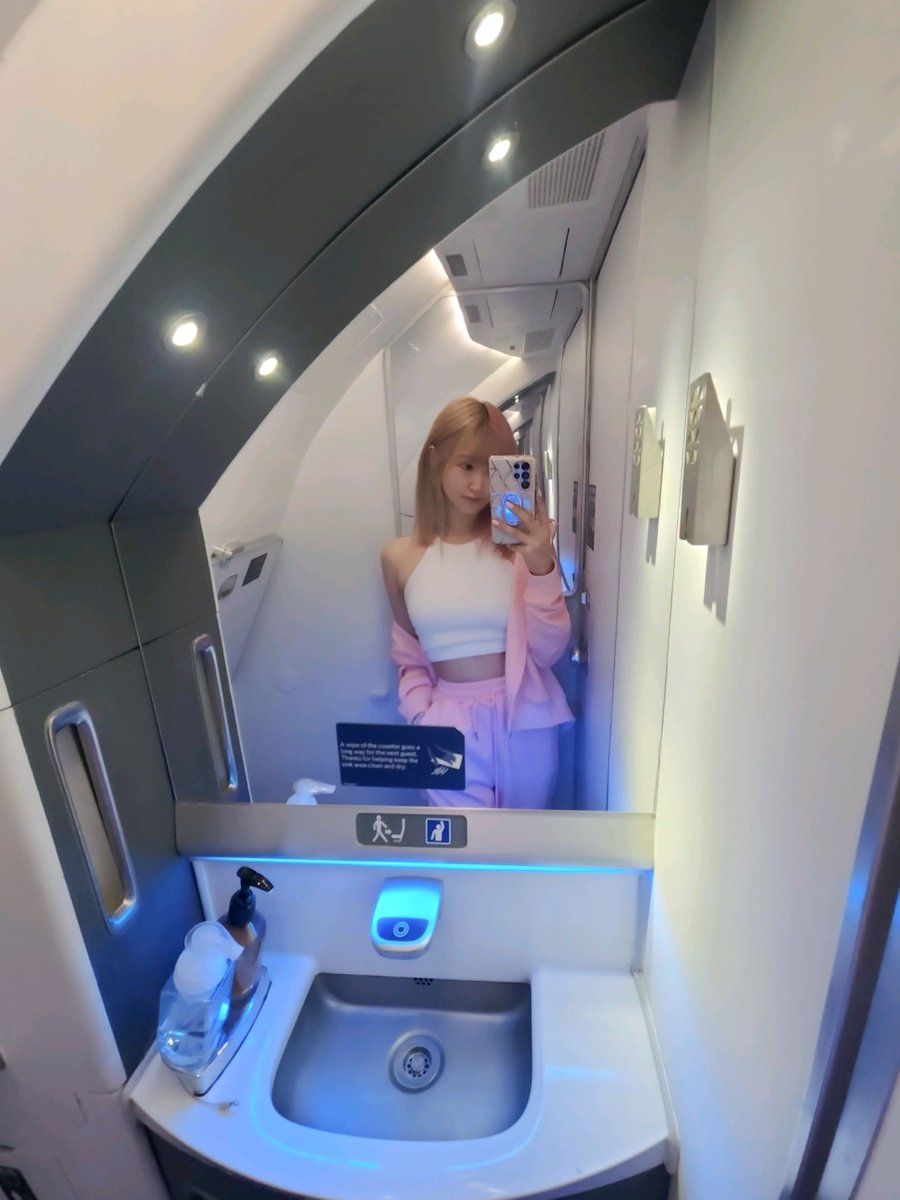 jennybellycos's tweet photo. Just in case you were wondering, this pink tracksuit is currently my favorite thing in the whole wide world! It's so comfy, I never wanna take it off! ππ #pinktracksuit #comfyclothes #neverwannatakeitoff https://t.co/KLTvwQc1O3