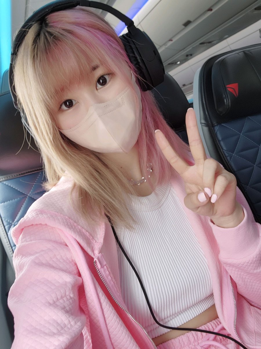 jennybellycos's tweet photo. Just in case you were wondering, this pink tracksuit is currently my favorite thing in the whole wide world! It's so comfy, I never wanna take it off! ππ #pinktracksuit #comfyclothes #neverwannatakeitoff https://t.co/KLTvwQc1O3