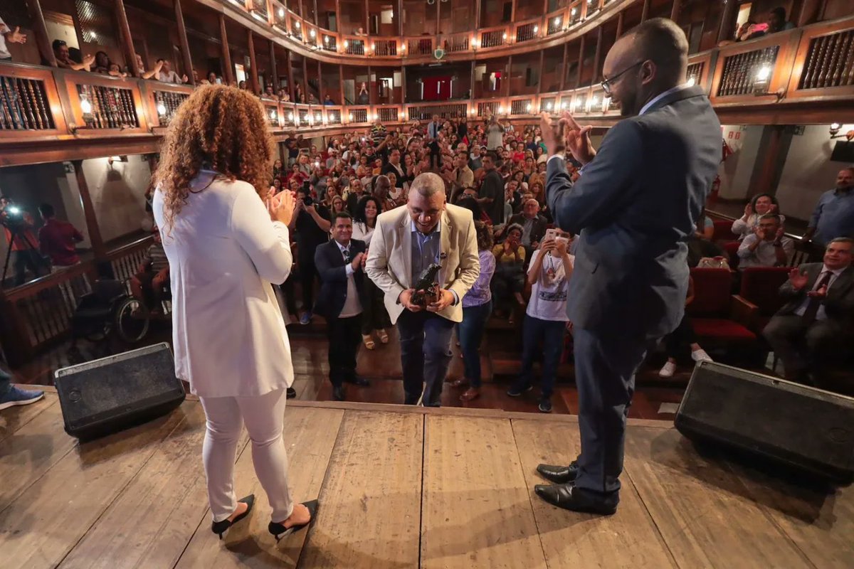 gnadipeh's tweet photo. Hoje foi dia de posse da nova presidente da @CUFA_Brasil @_kalynelima do vice presidente Marcio Lima, dois nordestinos porretas, ela da Paraíba e ele da Bahia. Parabéns 👏🏽👏🏽
#cufa #cufaes #posse #presidência #paraiba #theatrosantarosa https://t.co/4Wi3TWQtmv
