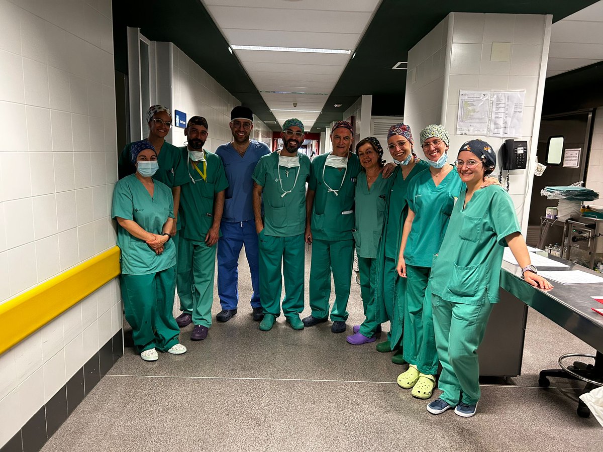 #AnestesiaCAULE y #CirugiaCAULE trabajando en equipo para realizar ayer la primera esofaguectomía robótica en el hospital. Imposible sin nuestras enfermeras de anestesia <a href="/Sarii_WWW/">Sara Mendez</a>. Enhorabuena. <a href="/perez_villafae/">Ana Perez Villafañe</a> <a href="/anestesiaanaro/">Ana Rodriguez</a> <a href="/anestesiamarcos/">sergio marcos</a>
