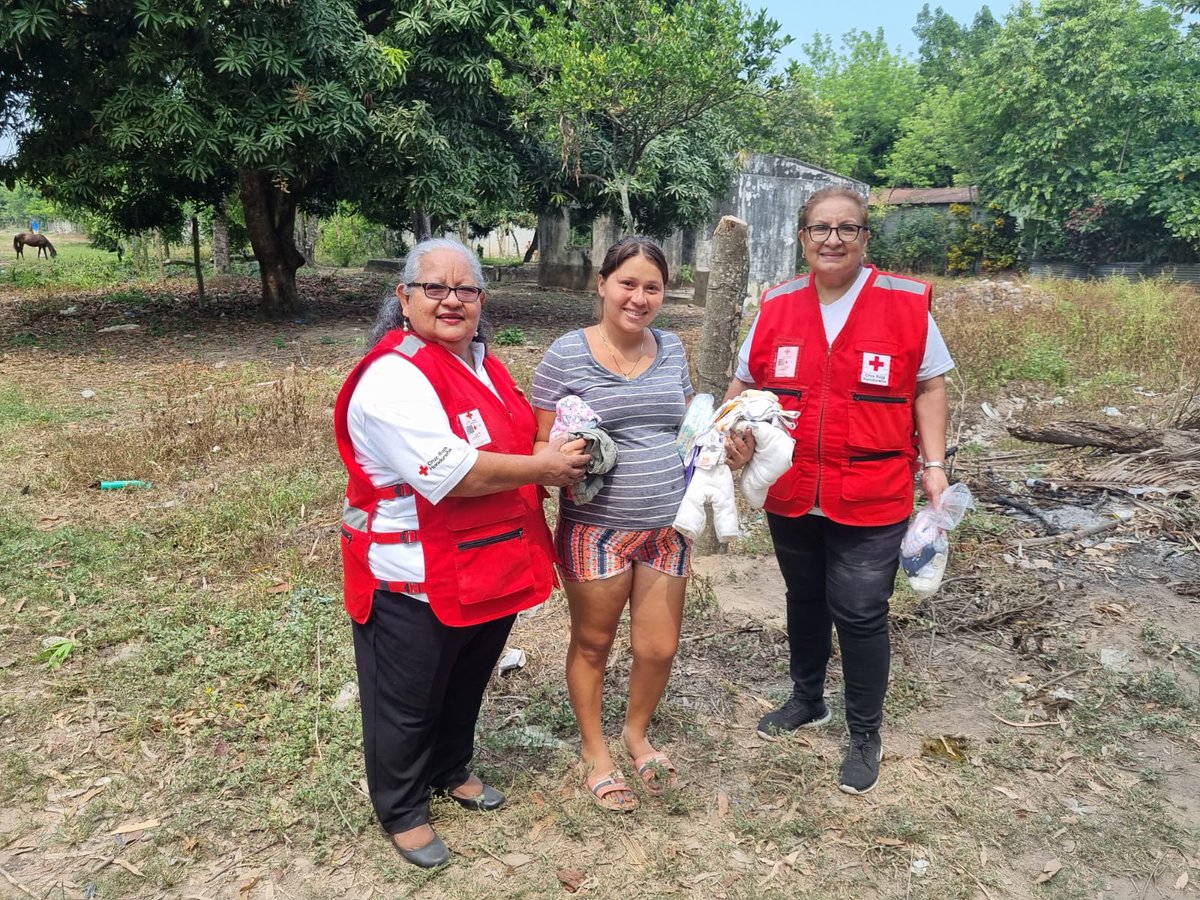 cruzrojahon's tweet photo. En #Atlántida, nuestras Damas Voluntarias realizaron entrega de ropa y zapatos para niños en la comunidad de #Bonitillo, #LaCeiba.
#EnCruzRoja #Somos+ https://t.co/X8g9hEIfAc
