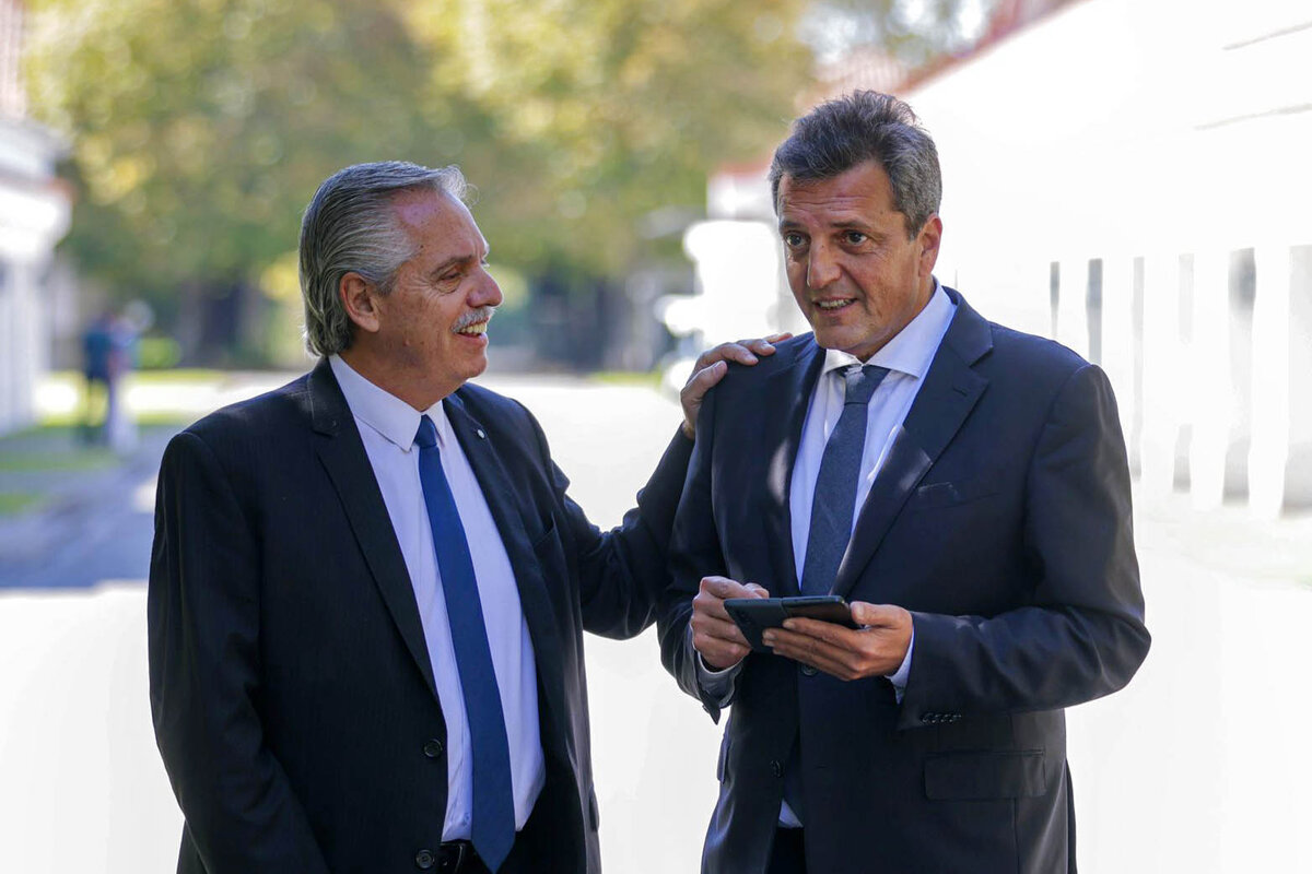 rafaCarruthers's tweet photo. De que corno se rien?? Al menos finjan cara de preocupación. Ponganse a laburar de una vez que para eso todo el pueblo les pagamos una fortuna, que claramente no valen. Un desastre son @alferdez @SergioMassa https://t.co/TtOTwsP3tM