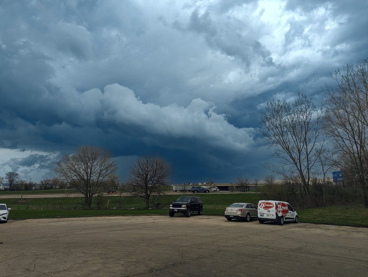 Jman_9112's tweet photo. @ryanhallyall it's about to pop off in Rockford, IL. https://t.co/pM4idHsSgK