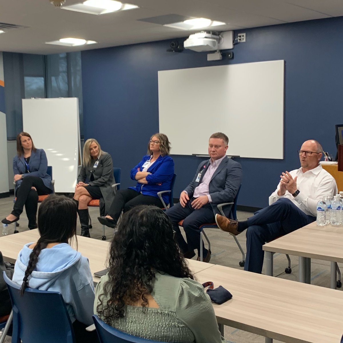 MidlandU_Biz's tweet photo. A big thank you to the five representatives from Methodist Fremont Health for coming in and talking to our Survey of Business Careers classes today!! π
#midlandubiz #midlandbusiness #dsob https://t.co/pW1dhgCllR