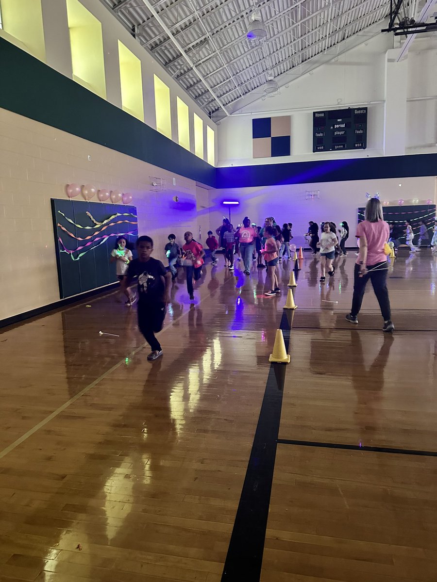 jhafner95's tweet photo. Thank you to all the amazing #SuperFRES families! We surpassed our Glow Run goal and had a great time today! https://t.co/fnZRTyclya