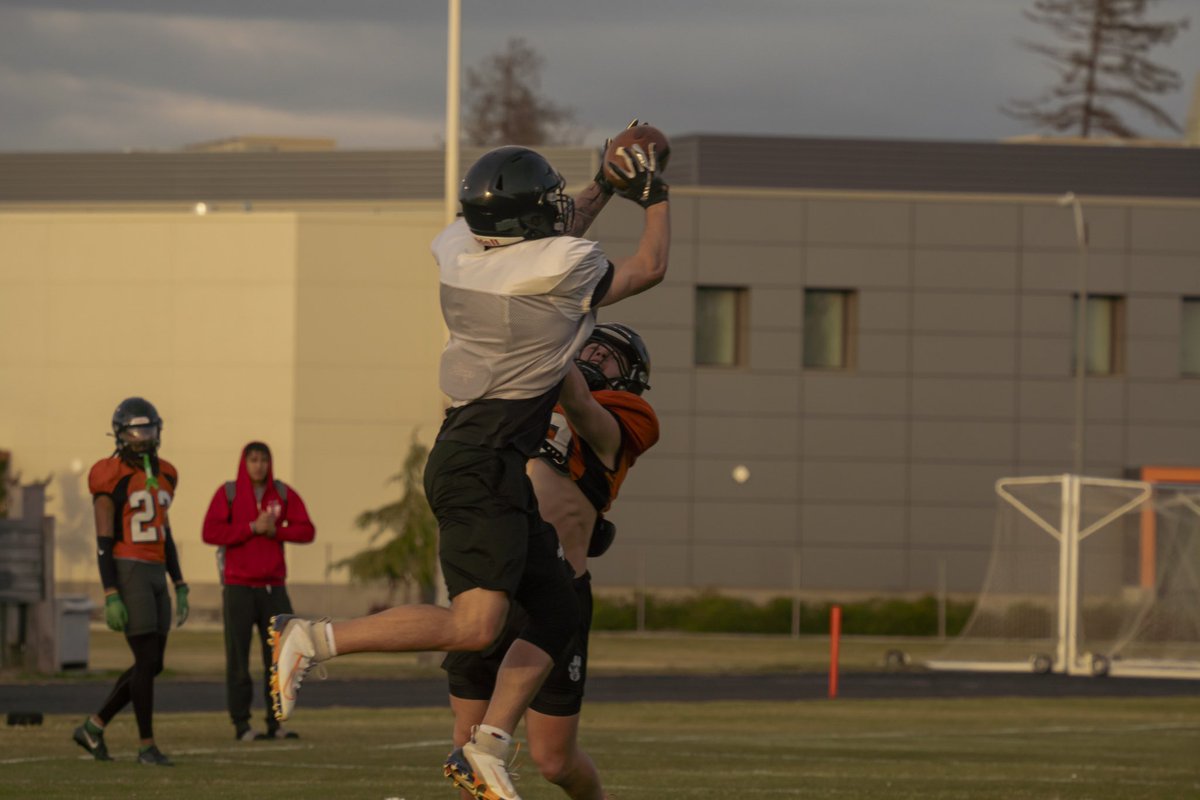 ReedleyCFB's tweet photo. Versatile WR &amp; TE Group! Speed meets Size! Come check em out..🚀🧨@anthony_redix @andrew_dowie5 @Austinwilbourn2 @JCaldero8 @CoachDreWalton @AngelLanderosJ1 📸 credit: @Chris_L017 https://t.co/5TY41A5AXV