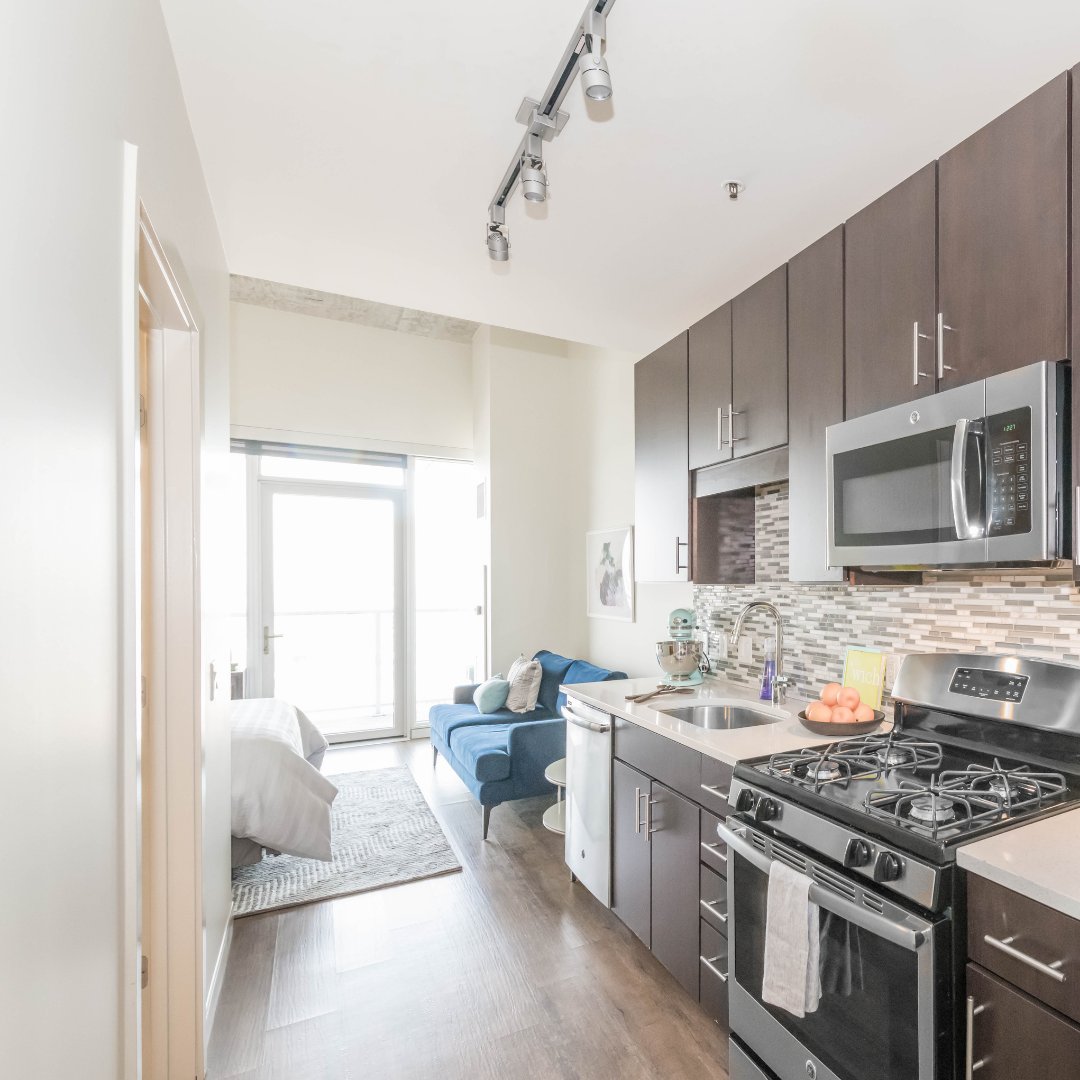 GatewayWestLoop's tweet photo. Are you looking for a stylish, modern apartment in the heart of the #WestLoop? Look no further than Gateway!

Step inside our thoughtfully designed studio apartments and be captivated by warm wood flooring, soaring ceilings and breathtaking views of the city skyline. ✨ https://t.co/czkZzVjTDv