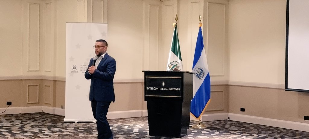 Cmunicipios1's tweet photo. Concluye el taller del módulo 2 Gestión del #AlumbradoPúblico en colaboración con la @DGEHMSV y @PNUDSV a funcionarios públicos de El Salvador 🇸🇻 https://t.co/OOITfR6AnU