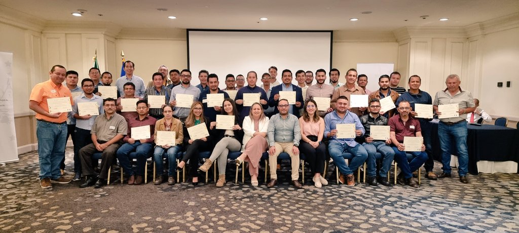 Cmunicipios1's tweet photo. Concluye el taller del módulo 2 Gestión del #AlumbradoPúblico en colaboración con la @DGEHMSV y @PNUDSV a funcionarios públicos de El Salvador 🇸🇻 https://t.co/OOITfR6AnU