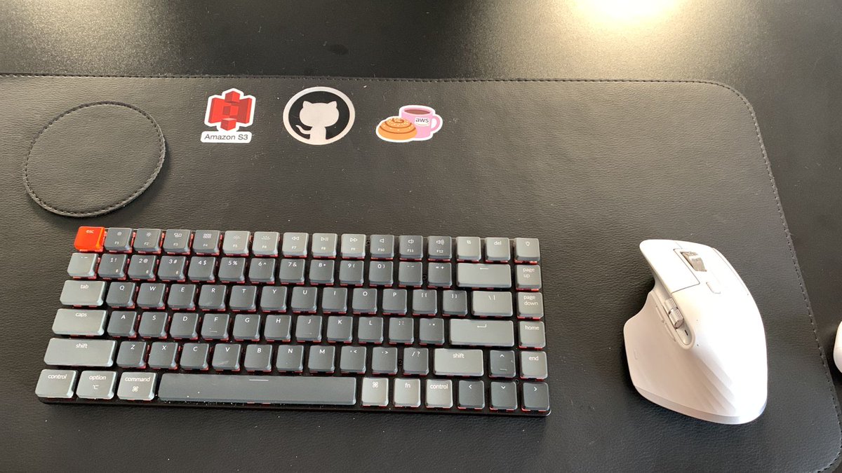 ujorgeleite's tweet photo. Coisa boa é isso aqui, meeeeu Deus, e ainda multi device, usa em dois note ao mesmo tempo trocando de um pro outro facinho, recomendo! @BolhaDevs #setupDeveloper #setupProgrammer https://t.co/4FabgDO795