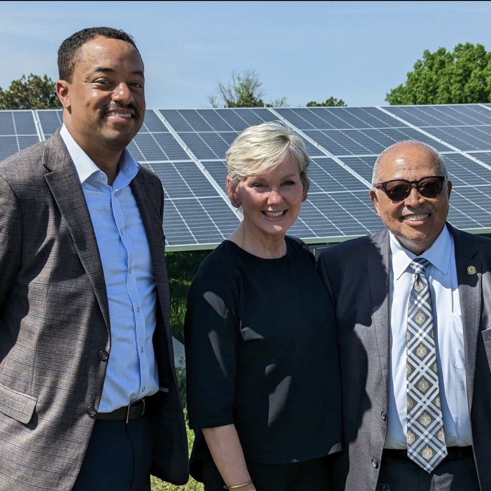 DCSEU's tweet photo. Today, reps from @ENERGY, @EPA, District government, and the business community gathered for an early Earth Day celebration to recognize each Sunny Award Grand Prize Winner and preview the @dcwater Brentwood Reservoir Community Solar installation. ☀️
#Solar4All #CommunitySolar https://t.co/T7mh8V66Zf