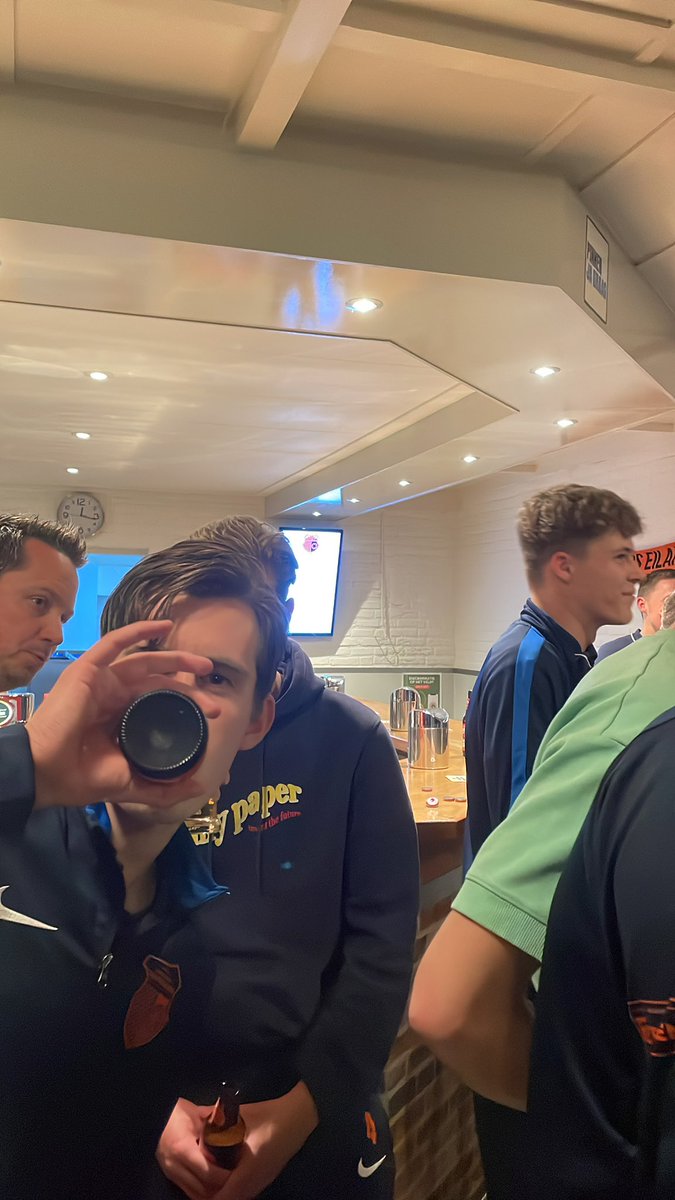 N0urymo's tweet photo. Kantine review: Erg lekker bier en de hapjes gaan toch ook overheerlijk in het keeltje. Al met al krijgt SV. Gelders Eiland van mij een dikke 8,5! #kantine #voetbal #feyasr #bamibal #LLDL https://t.co/1MKI3VS7IN